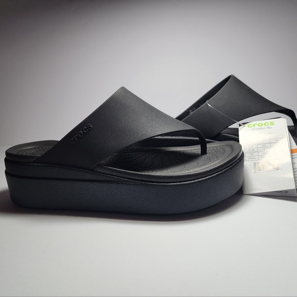 Crocs Women's Brooklyn Flip Flops SIZE 7 - Picture 3 of 5